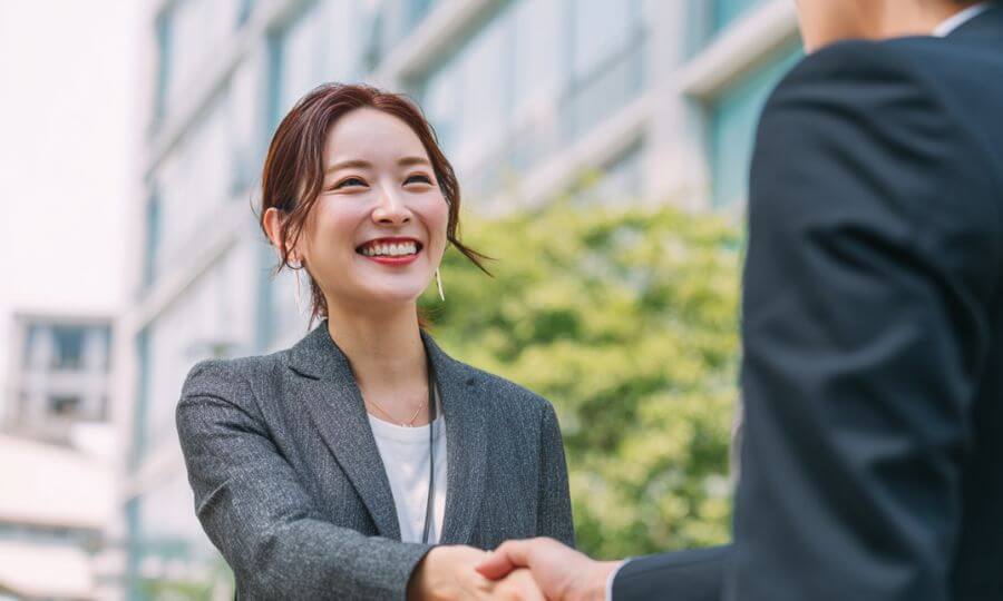 握手を交わすオーナーと賃貸管理会社の担当者