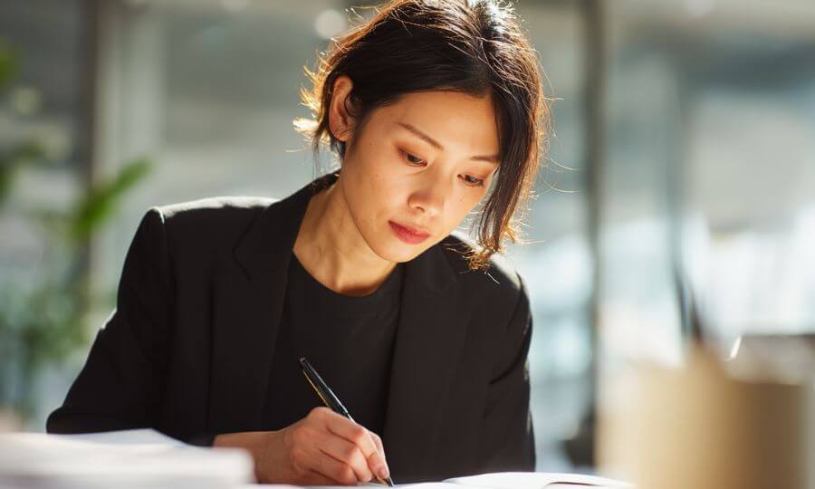 管理会社変更を検討する女性の賃貸オーナー